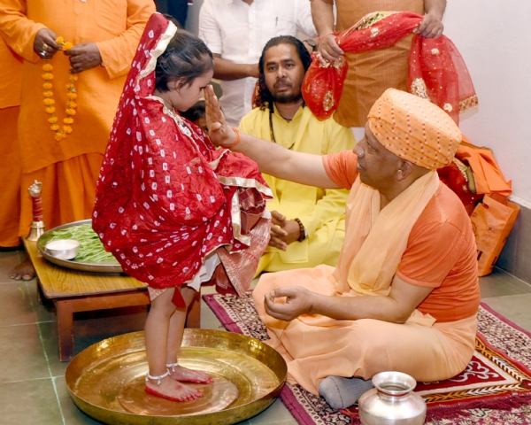 शारदीय नवरात्रि की नवमी को नौ दुर्गा स्वरूपा कुंवारी कन्याओं का पूजन किया मुख्यमंत्री ने*