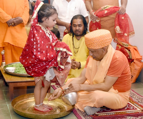 शारदीय नवरात्रि की नवमी को नौ दुर्गा स्वरूपा कुंवारी कन्याओं का पूजन किया मुख्यमंत्री ने*