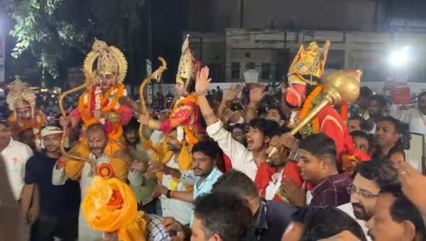 मलदहिया में रावण के पुतले का दहन,इसके पूर्व राम रावण के बीच युद्ध: फोटो बच्चा गुप्ता