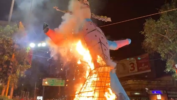 मलदहिया में रावण के पुतले का दहन,इसके पूर्व राम रावण के बीच युद्ध: फोटो बच्चा गुप्ता