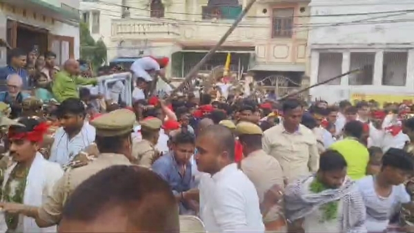 नाटी इमली भरत मिलाप में धक्कामुक्की रोकने के लिए जुटी पुलिस: फोटो बच्चा गुप्ता