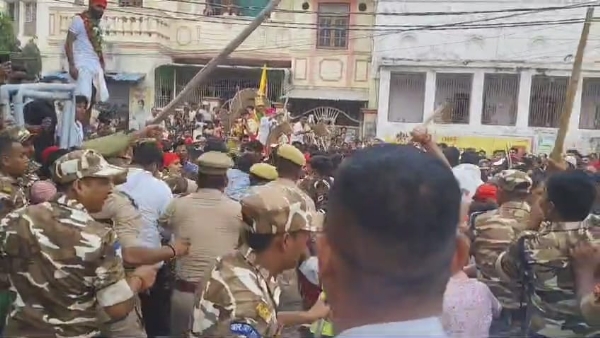 नाटी इमली भरत मिलाप में धक्कामुक्की रोकने के लिए जुटी पुलिस: फोटो बच्चा गुप्ता