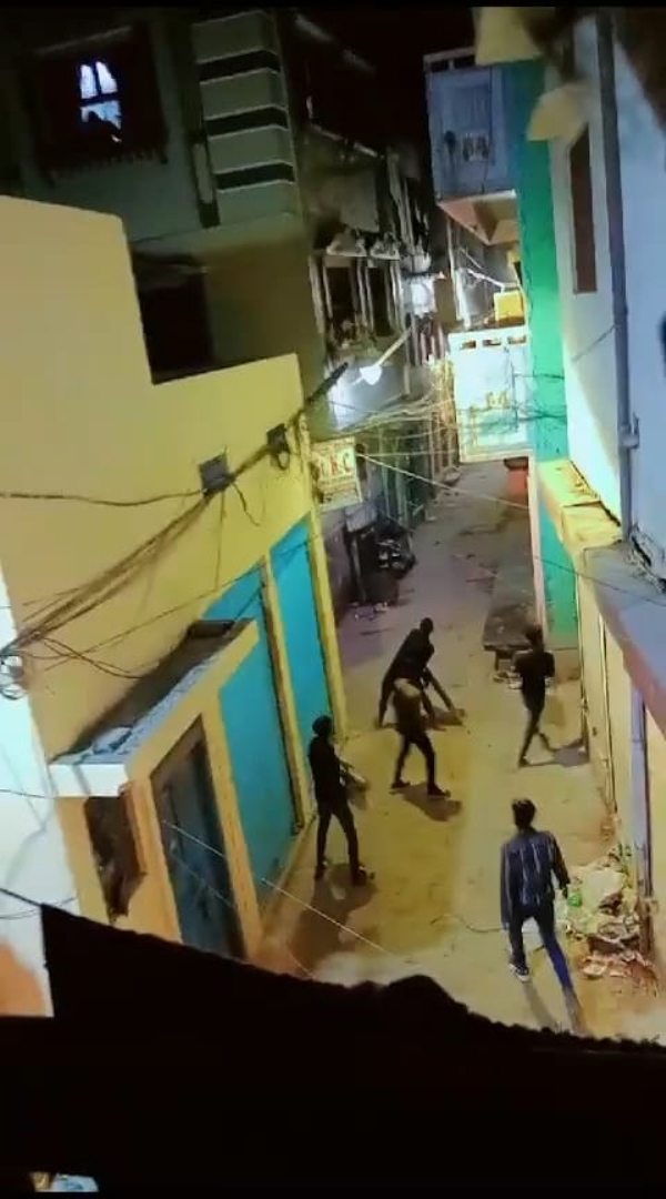 पथराव करते अराजक तत्वों का वायरल वीडियो: फोटो बच्चा गुप्ता