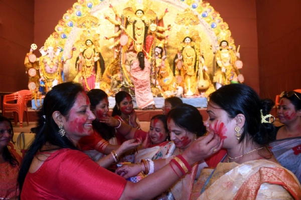 चेतसिंह किला परिसर के समीप पूजा पंडाल में सिंदुर खेला में शामिल महिलाए: फोटो बच्चा गुप्ता चेतसिंह किला परिसर के समीप पूजा पंडाल में सिंदुर खेला में शामिल महिलाए: फोटो बच्चा गुप्ता