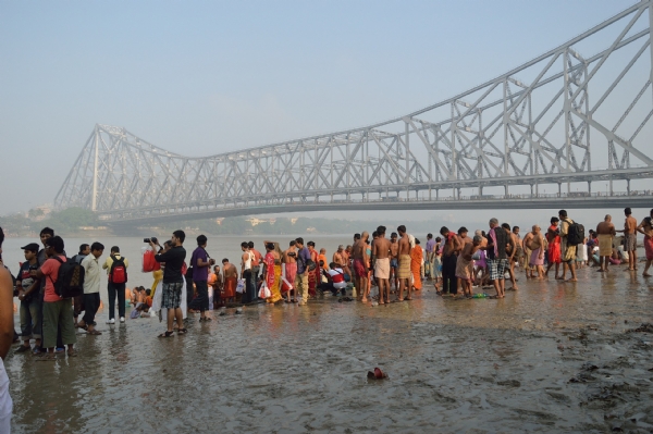 गंगा घाट पर तर्पण गंगा घाट पर तर्पण