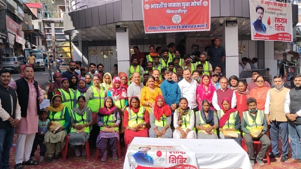 अनुराग ठाकुर का जन्मदिवस मनाते जिला भाजपा नेता