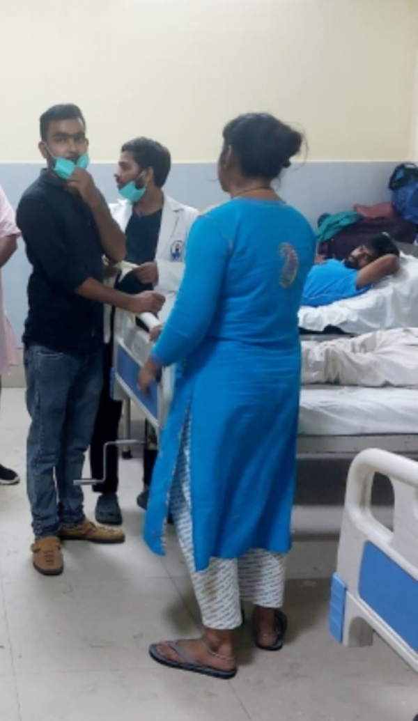 लोकबंधु अस्पताल में भर्ती घायल यात्री फोटो लोकबंधु अस्पताल में भर्ती घायल यात्री फोटो
