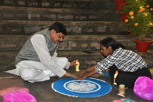 मुख्यमंत्री डॉ. यादव ने अपने निवास में बनाई रंगोली