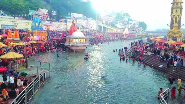 हर की पैड़ी पर जल युक्त गंगा