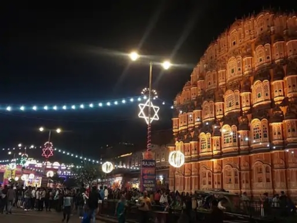 रोशनी में नहाया हवामहल सैलानियों और स्थानीय लोगों को दिवाली पर आकर्षित कर रहा है।