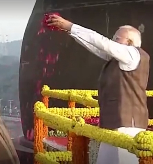 केवडिया में गुरुवार सुबह स्टैच्यू ऑफ यूनिट काे पुष्पांजलि अर्पित करते प्रधानमंत्री नरेन्द्र माेद