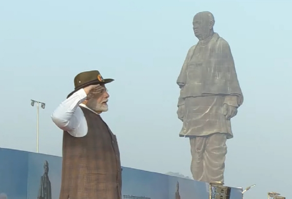 राष्ट्रीय एकता दिवस पर केवडिया में गुरुवार सुबह आयोजित परेड में सलामी लेते प्रधानमंत्री नरेन्द्र मोदी