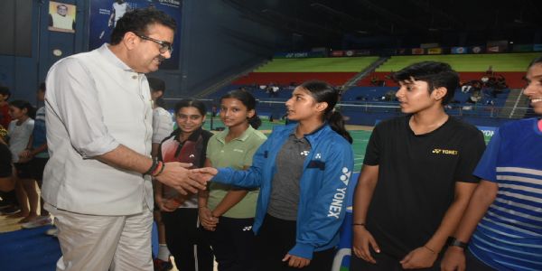 खिलाड़ियों से हाथ मिलाते हुए डा. नवनीत सहगल