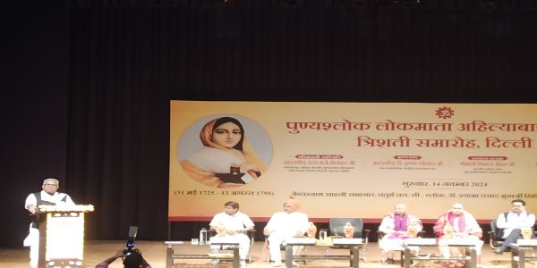 राष्ट्रीय स्वयंसेवक संघ के सह सरकार्यवाह डॉक्टर कृष्ण गोपाल कार्यक्रम को संबोधित करते हुए