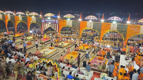 वाराणसी में गंगा किनारे देव दीपावली पर्व का अद्भुत नजारा: फोटो बच्चा गुप्ता वाराणसी में गंगा किनारे देव दीपावली पर्व का अद्भुत नजारा: फोटो बच्चा गुप्ता