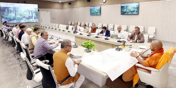 नाइट सफारी योजना की समीक्षा बैठक करते मुख्यमंत्री योगी