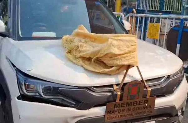 तृणमूल पार्षद के बेटे की गाड़ी से बुजुर्ग महिला घायल तृणमूल पार्षद के बेटे की गाड़ी से बुजुर्ग महिला घायल