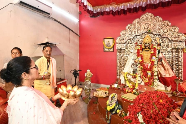 बड़ो मां मंदिर में मुख्यमंत्री ममता बनर्जी