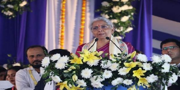 कार्यक्रम को संबोधित करते हुए केंद्रीय वित्त मंत्री निर्मला सीतारमण