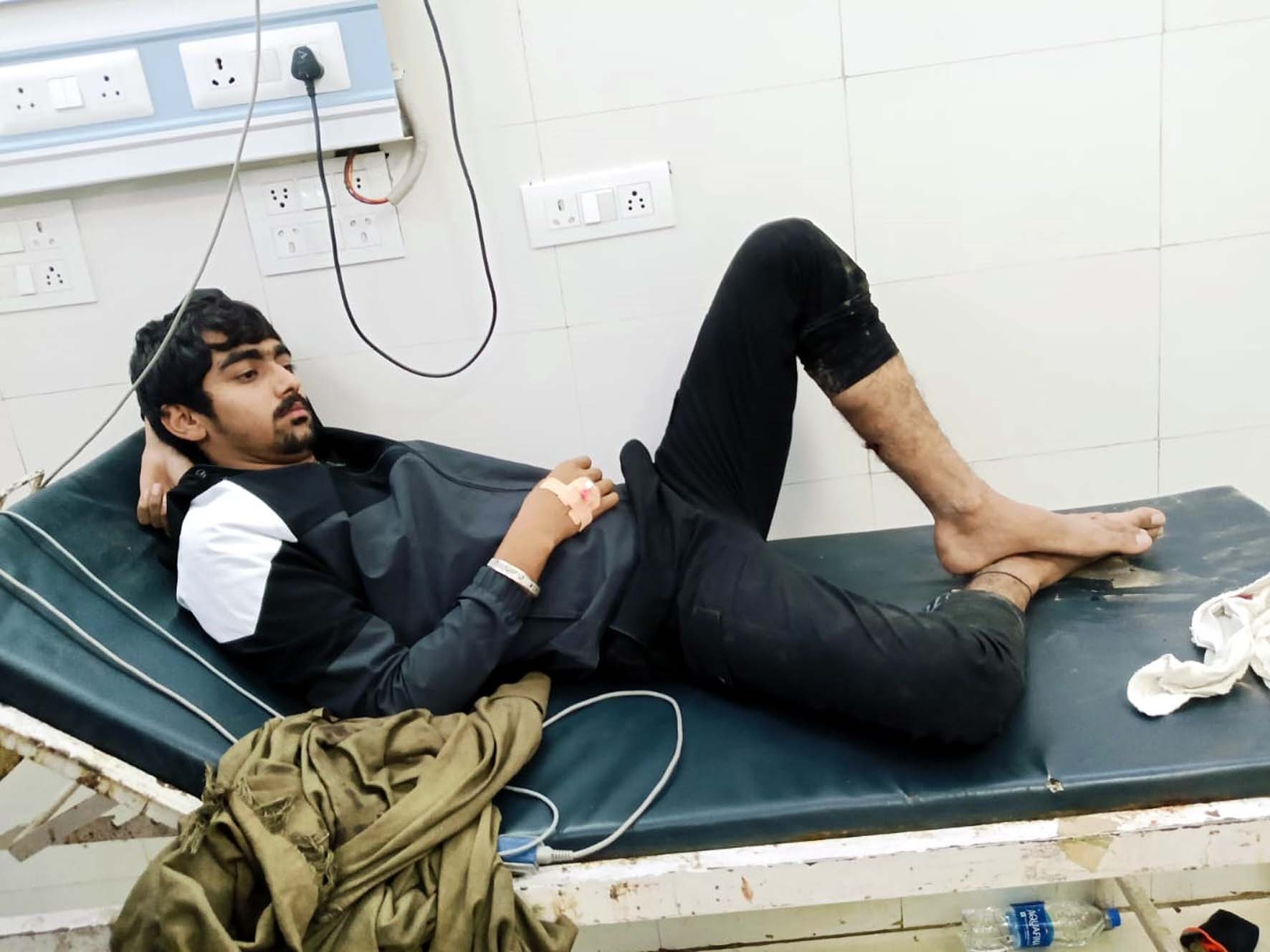 अस्पताल में उपचाराधीन दूसरा आरोपी विनय।