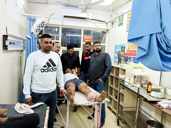 अस्पताल में उपचाराधीन एक आरोपी अजीत।