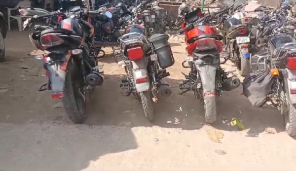 बिना नंबर प्लेट की जप्त गाड़ी