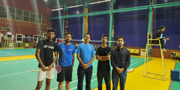 सीयू हिमाचल की बैडमिंटन टीम के सदस्य।