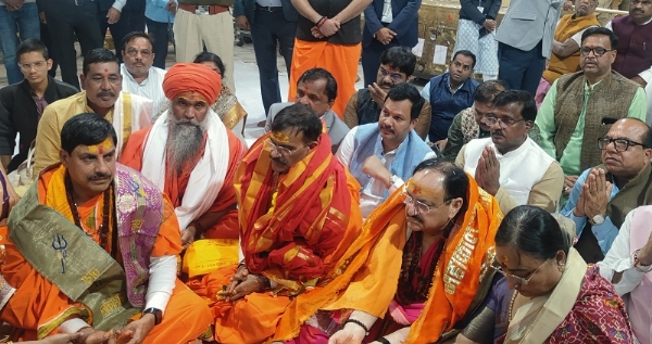 महाकाल मंदिर में पूजन करते हुए जेपी नड्डा