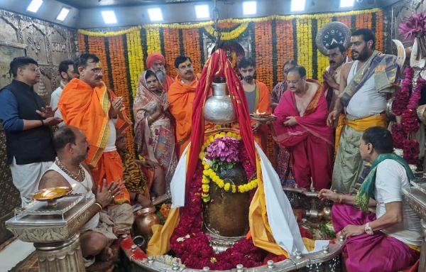 महाकाल मंदिर में पूजन करते हुए जेपी नड्डा