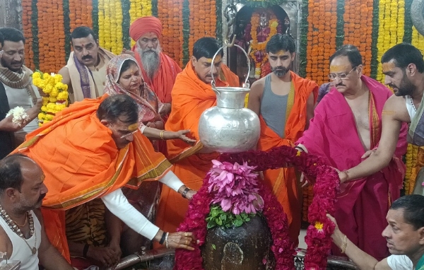 महाकाल मंदिर में पूजन करते हुए जेपी नड्डा