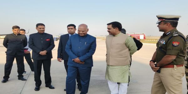 कानपुर एयरपोर्ट पर मंत्रियों व अधिकारियों के साथ पूर्व राष्ट्रपति रामनाथ कोविंद कानपुर एयरपोर्ट पर मंत्रियों व अधिकारियों के साथ पूर्व राष्ट्रपति रामनाथ कोविंद