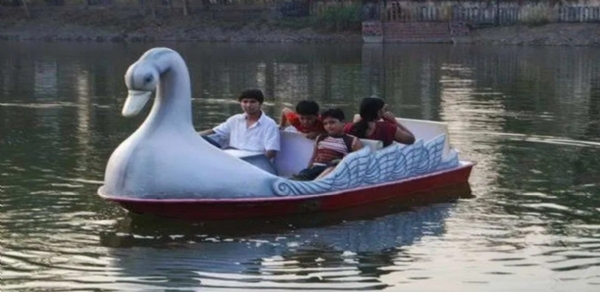 सूरत के पिपलोद में लेकव्यू गार्डन में बोटिंग करते लोग।