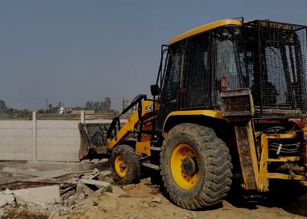 अवैध प्लाटिंग पर चला बुलडाेजर