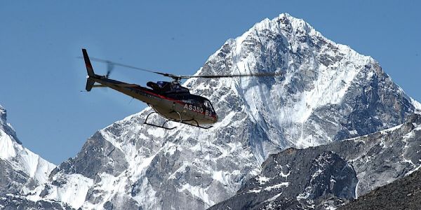 माउंट एवरेस्ट पर हेलीकॉप्टर