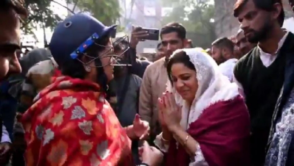 महापौर से हाथ जोड़ती विधायिका का फोटो चित्र महापौर से हाथ जोड़ती विधायिका का फोटो चित्र