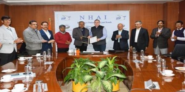 एनएच पर आवारा पशुओं से होने वाली दुर्घटनाओं के बचाव के लिए एमओयू पर हस्ताक्षर करने वाले एनएचएआई ने मेसर्स गवर कंस्ट्रक्शन लिमिटेड के अधिकारी और एनएचएआई के अध्यक्ष संतोष कुमार यादव