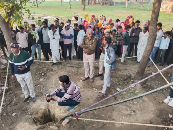 माैके पर जमा भीड़। माैके पर जमा भीड़।