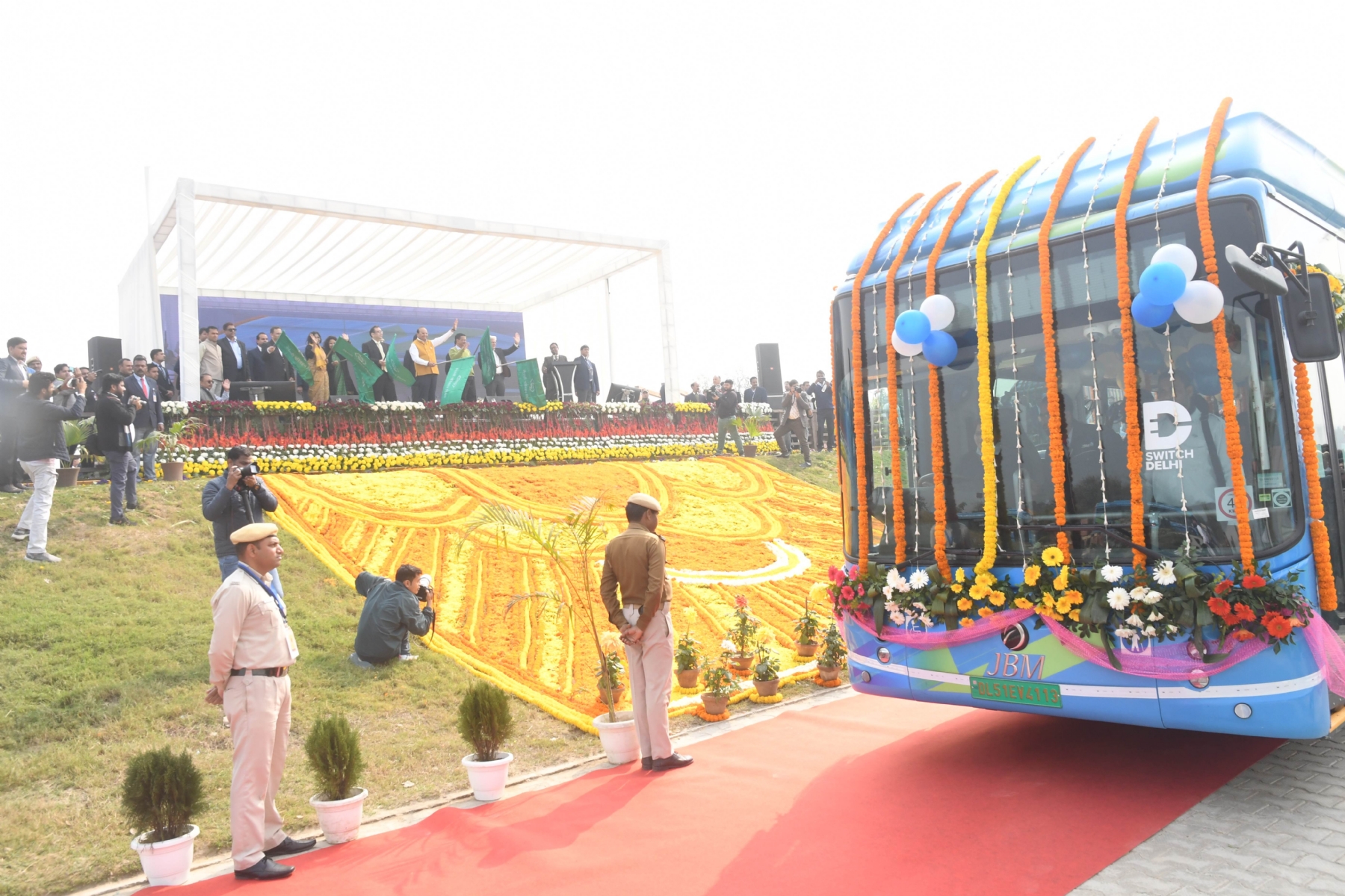 दिल्ली के उपराज्यपाल वीके सक्सेना, मुख्यमंत्री अरविंद केजरीवाल और परिवहन मंत्री कैलाश गहलोत ने इलेक्ट्रिक बसों को हरी झंडी दिखाते हुए