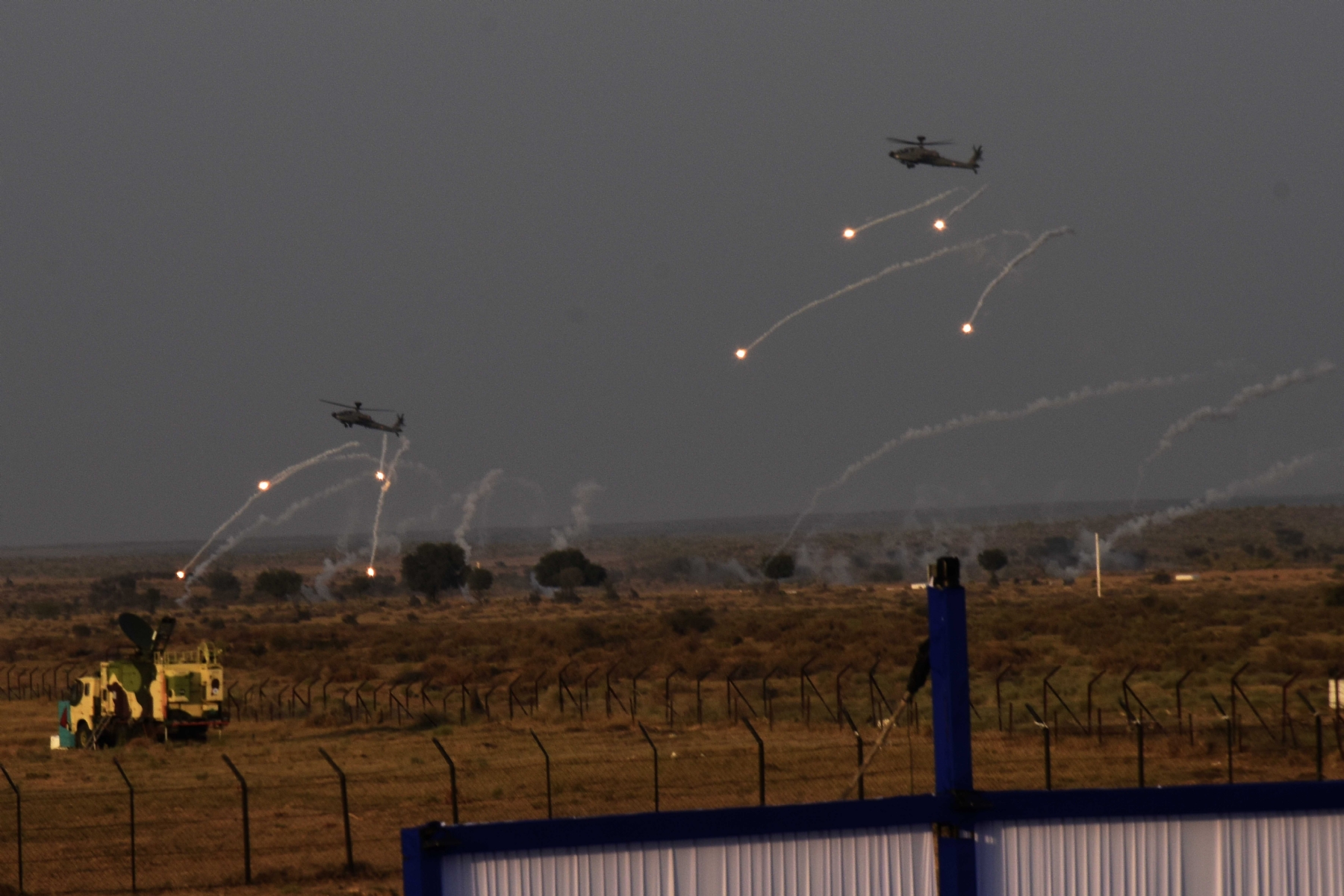 भारतीय वायु सेना ने जैसलमेर के पास पोखरण एयर टू ग्राउंड रेंज में अभ्यास वायु शक्ति-2024 का वायु शक्ति अभ्यास के द्वारा राफेल-मिग से लेकर तेजस तक ने सीमा के पास दुश्मनों के यूं उड़ाए होश।