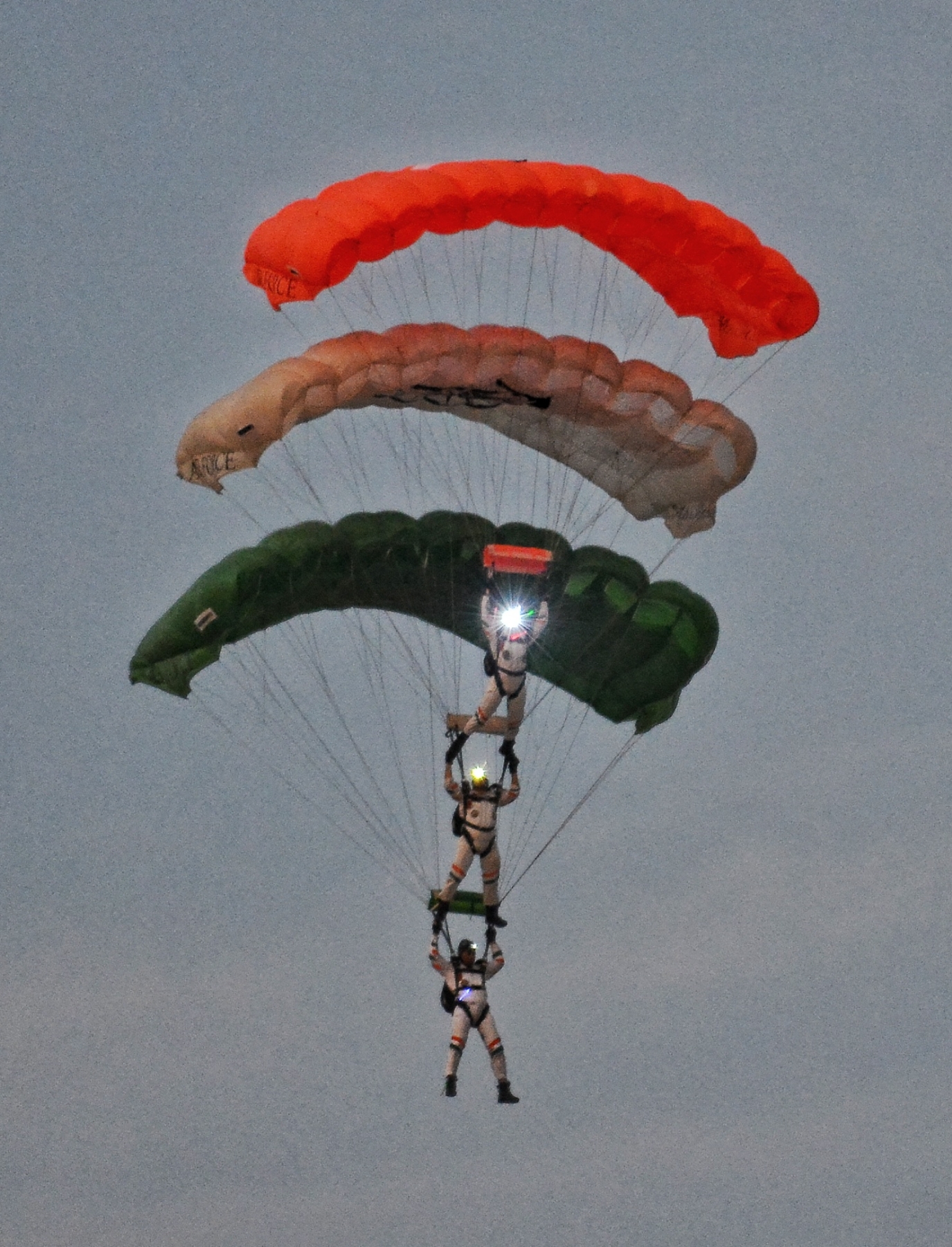 भारतीय वायु सेना ने जैसलमेर के पास पोखरण एयर टू ग्राउंड रेंज में अभ्यास वायु शक्ति-2024 का वायु शक्ति अभ्यास के द्वारा राफेल-मिग से लेकर तेजस तक ने सीमा के पास दुश्मनों के यूं उड़ाए होश।