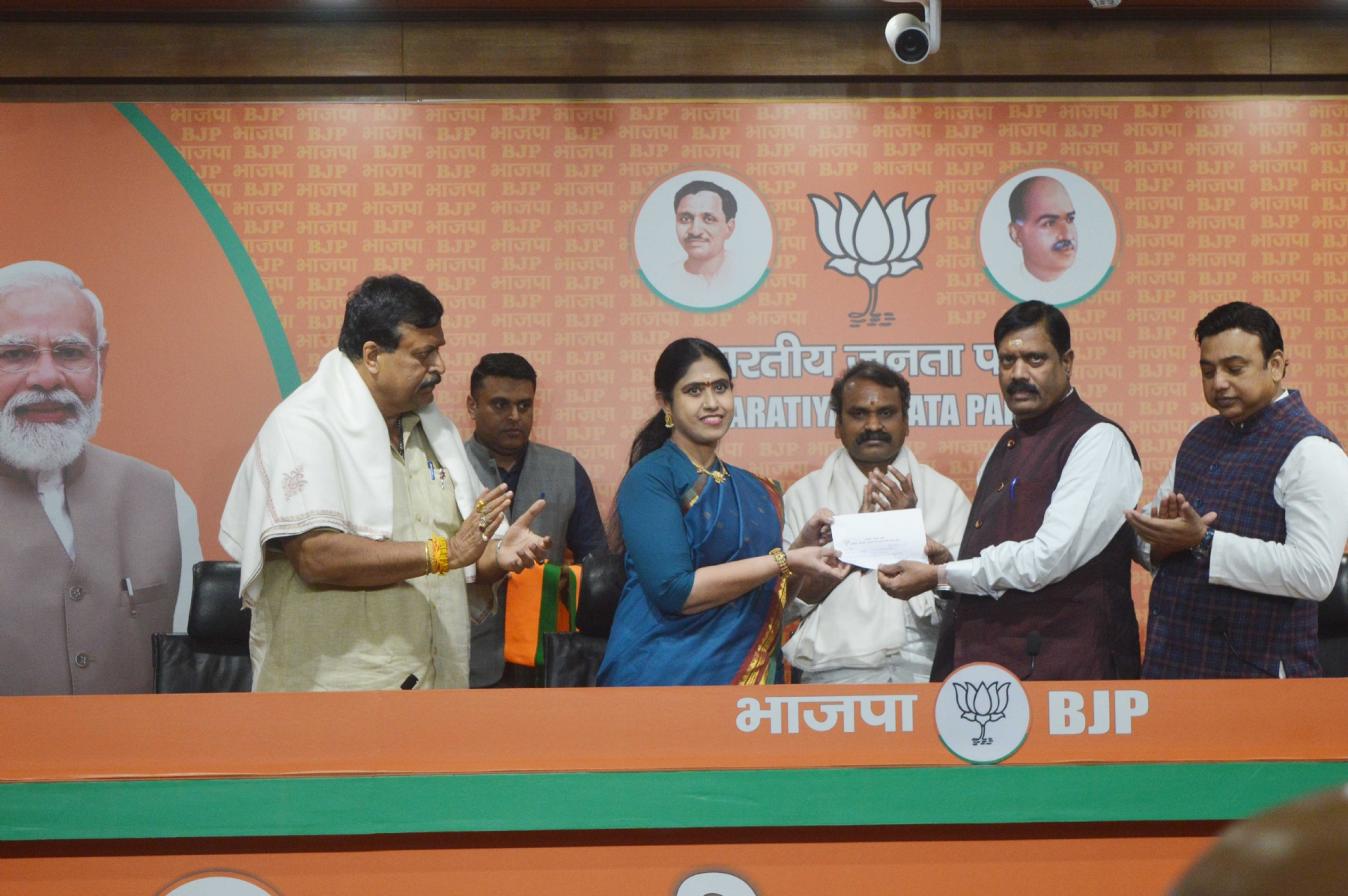 अखिल भारतीय महिला कांग्रेस तमिलनाडु की महासचिव और तीन बार की विधायक एस विजयाधरानी भाजपा में शामिल हुए।