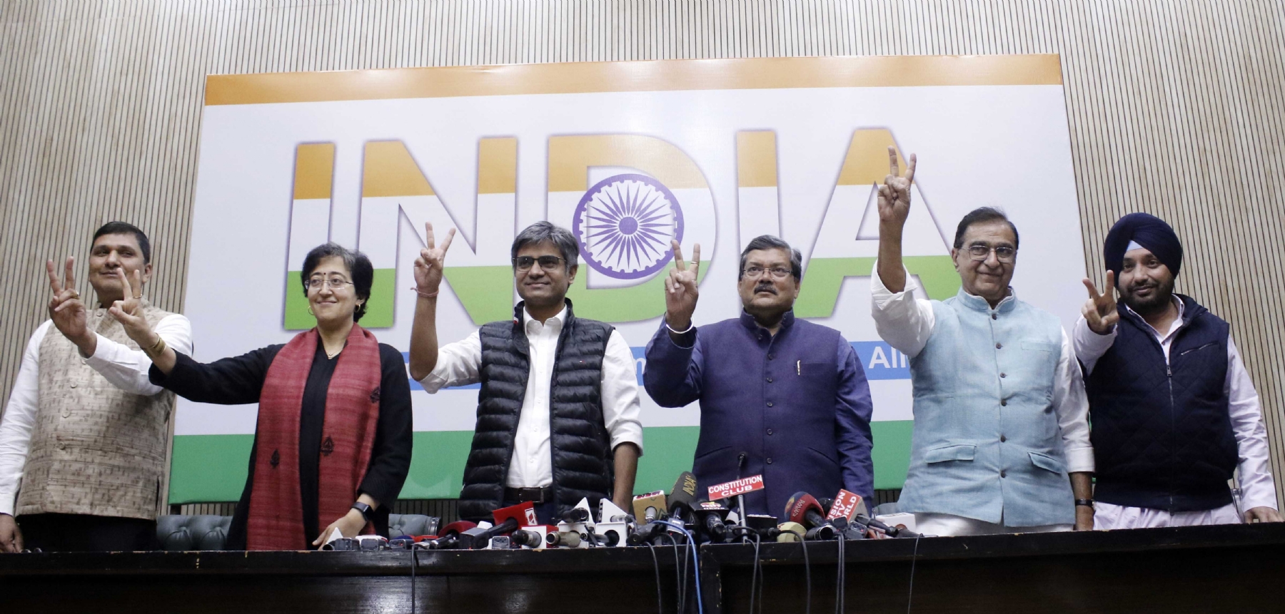 नई दिल्ली में एक संयुक्त प्रेस कॉन्फ्रेंस के दौरान आप नेता सौरभ भारद्वाज, आतिशी सिंह और संदीप पाठक और कांग्रेस नेता मुकुल वासनिक, दीपक बाबरिया और अरविंदर सिंह लवली।