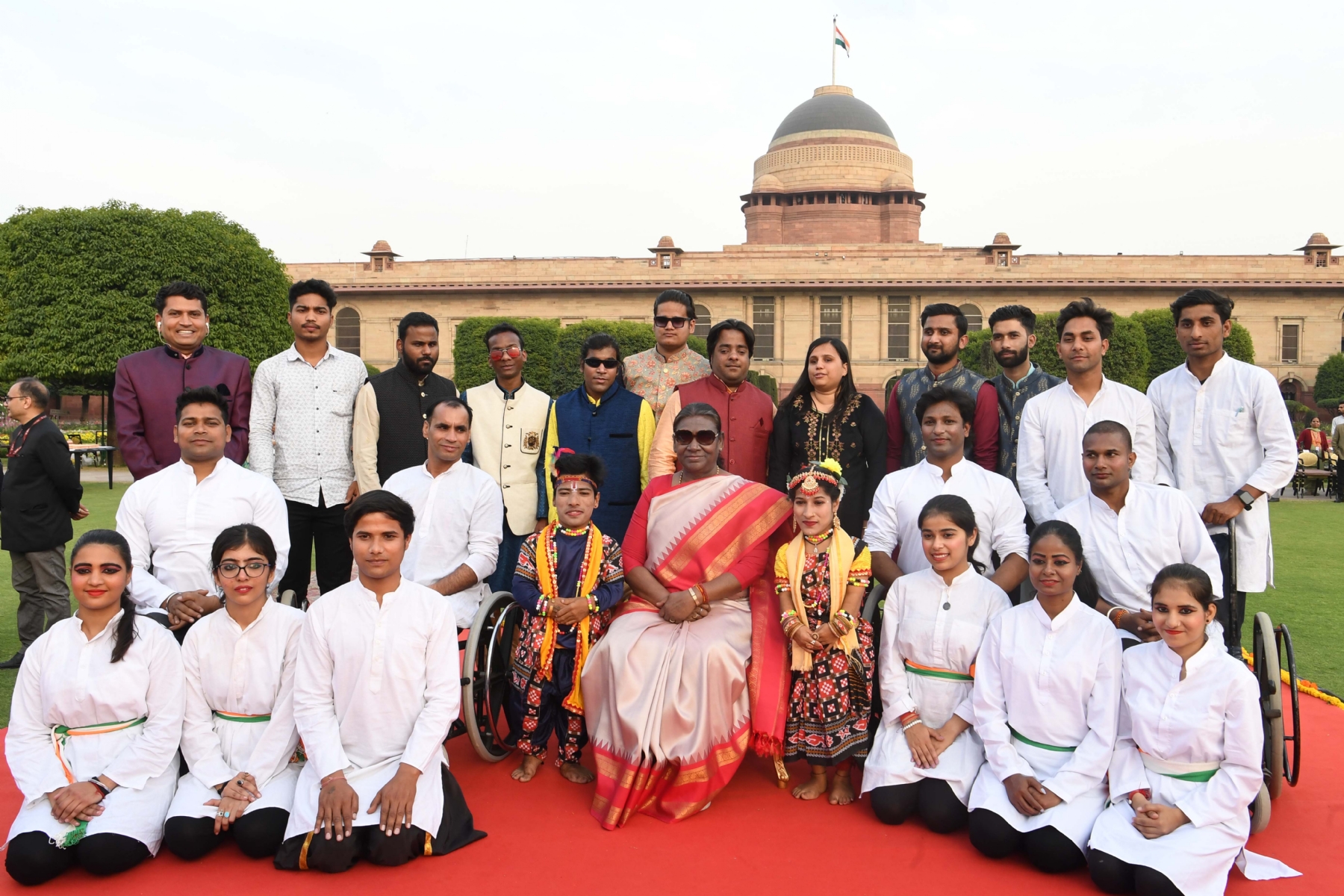 राष्ट्रपति श्रीमती द्रौपदी मुर्मू ने सामाजिक न्याय मंत्रालय का दिव्यांगजन सशक्तिकरण विभाग द्वारा राष्ट्रपति भवन के अमृत उद्यान में एक जीवंत ‘पर्पल फेस्ट कार्यक्रम का उद्घाटन किया। 