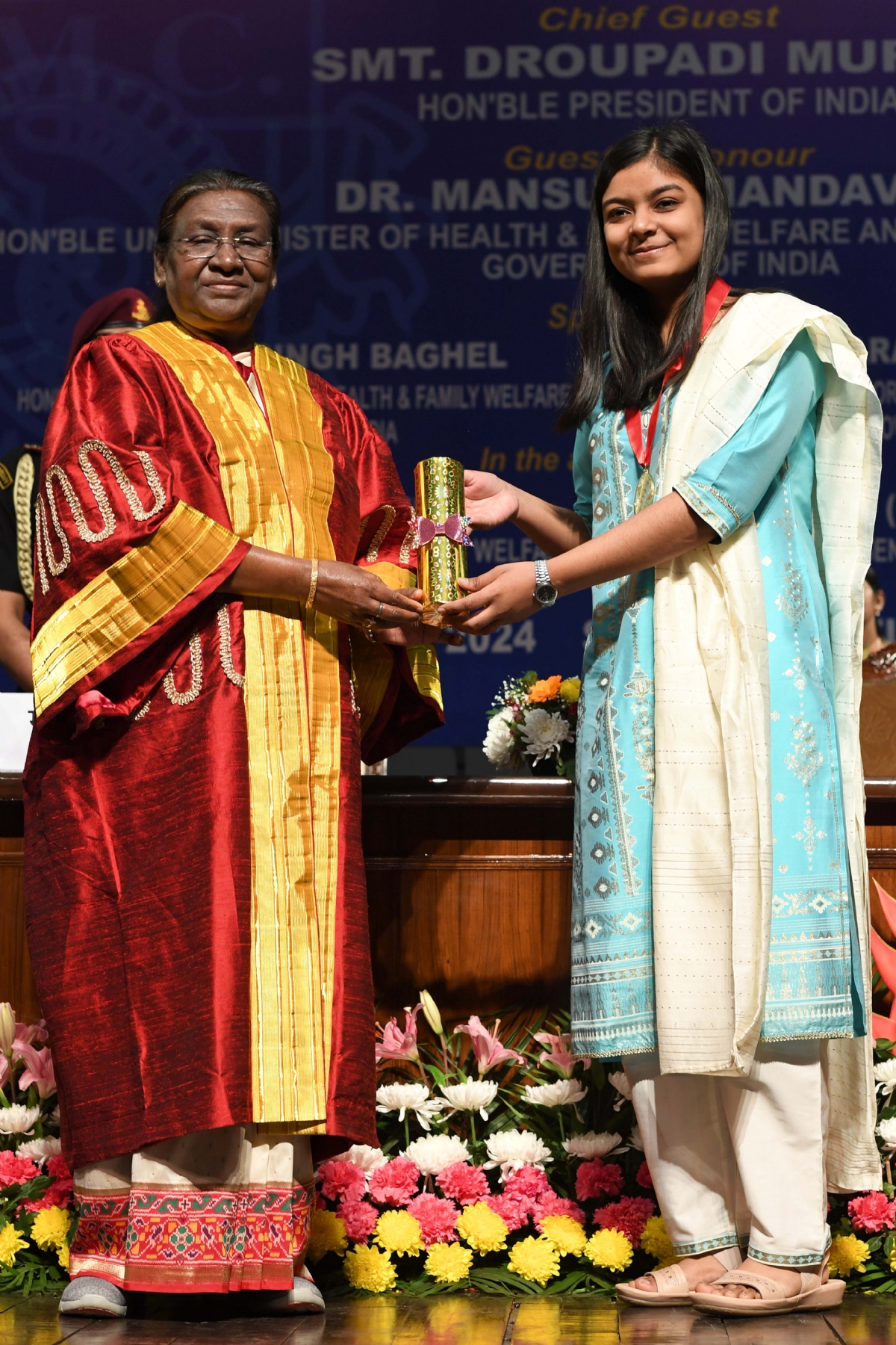 राष्ट्रपति श्रीमती द्रौपदी मुर्मू ने नई दिल्ली में लेडी हार्डिंग मेडिकल कॉलेज (एलएचएमसी) के 107वें वार्षिक दिवस और दीक्षांत समारोह में भाग लिया