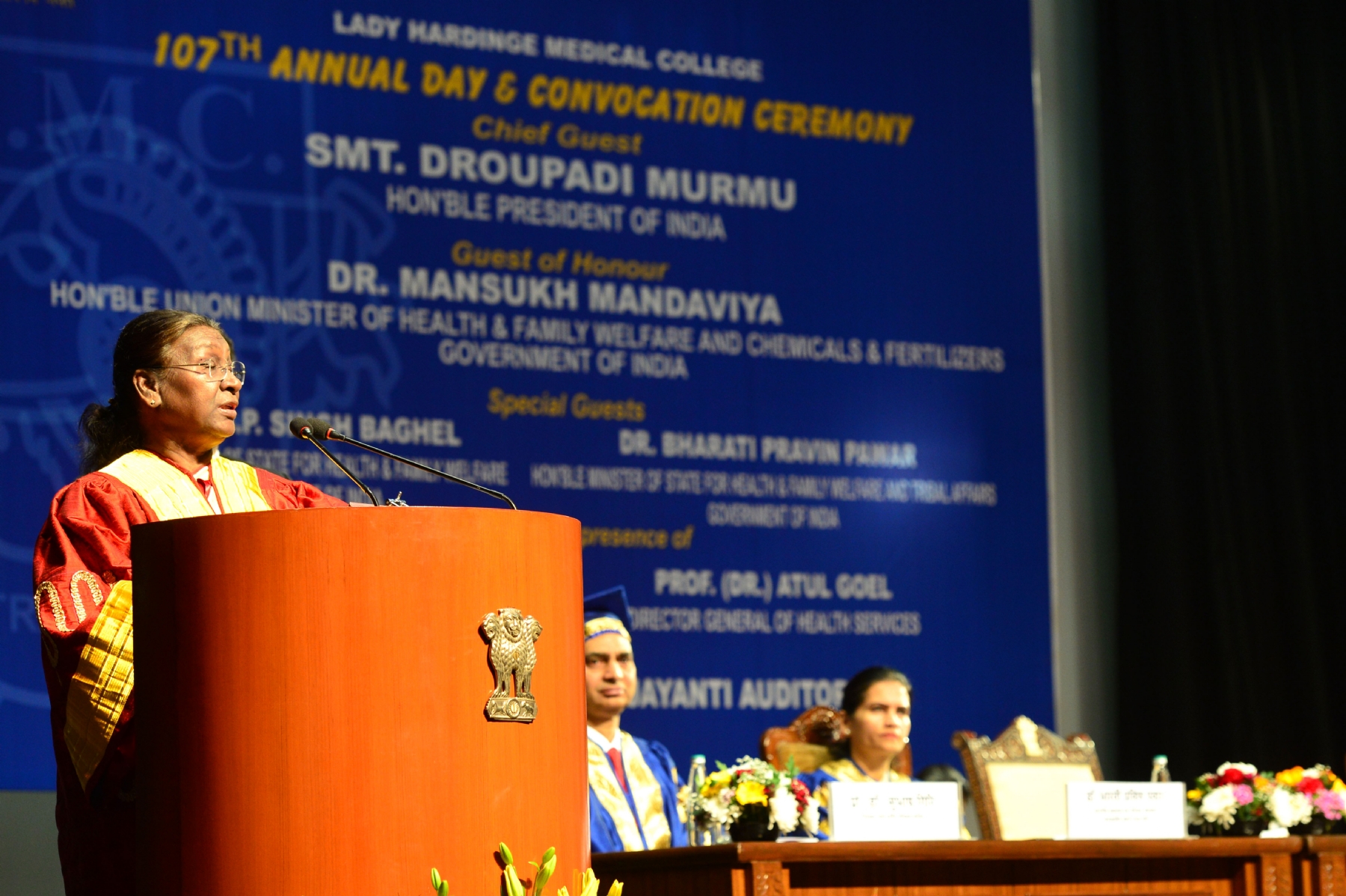 राष्ट्रपति श्रीमती द्रौपदी मुर्मू ने नई दिल्ली में लेडी हार्डिंग मेडिकल कॉलेज (एलएचएमसी) के 107वें वार्षिक दिवस और दीक्षांत समारोह में भाग लिया