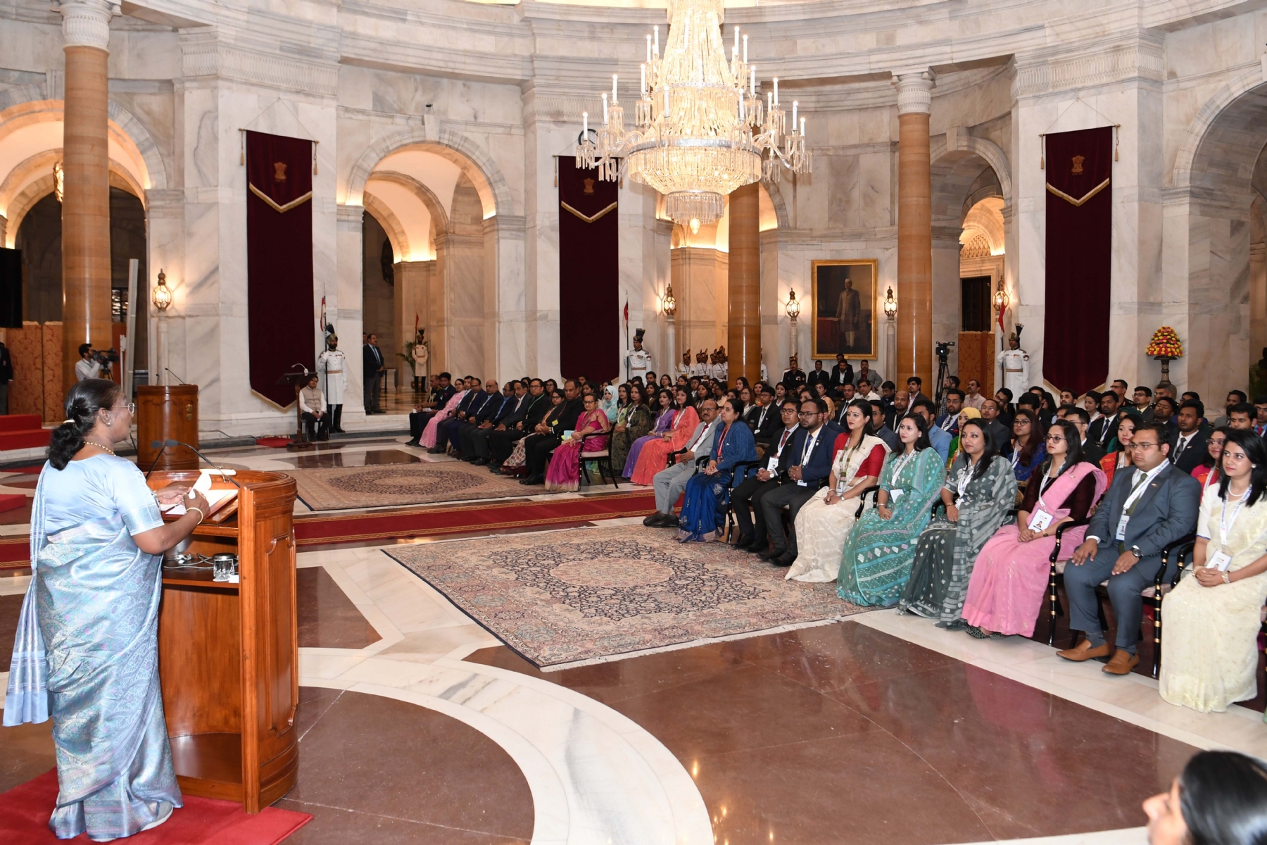 राष्ट्रपति भवन में राष्ट्रपति श्रीमती द्रौपदी मुर्मू से मुलाकात करते बांग्लादेश के युवा प्रतिनिधिमंडल के सदस्य।