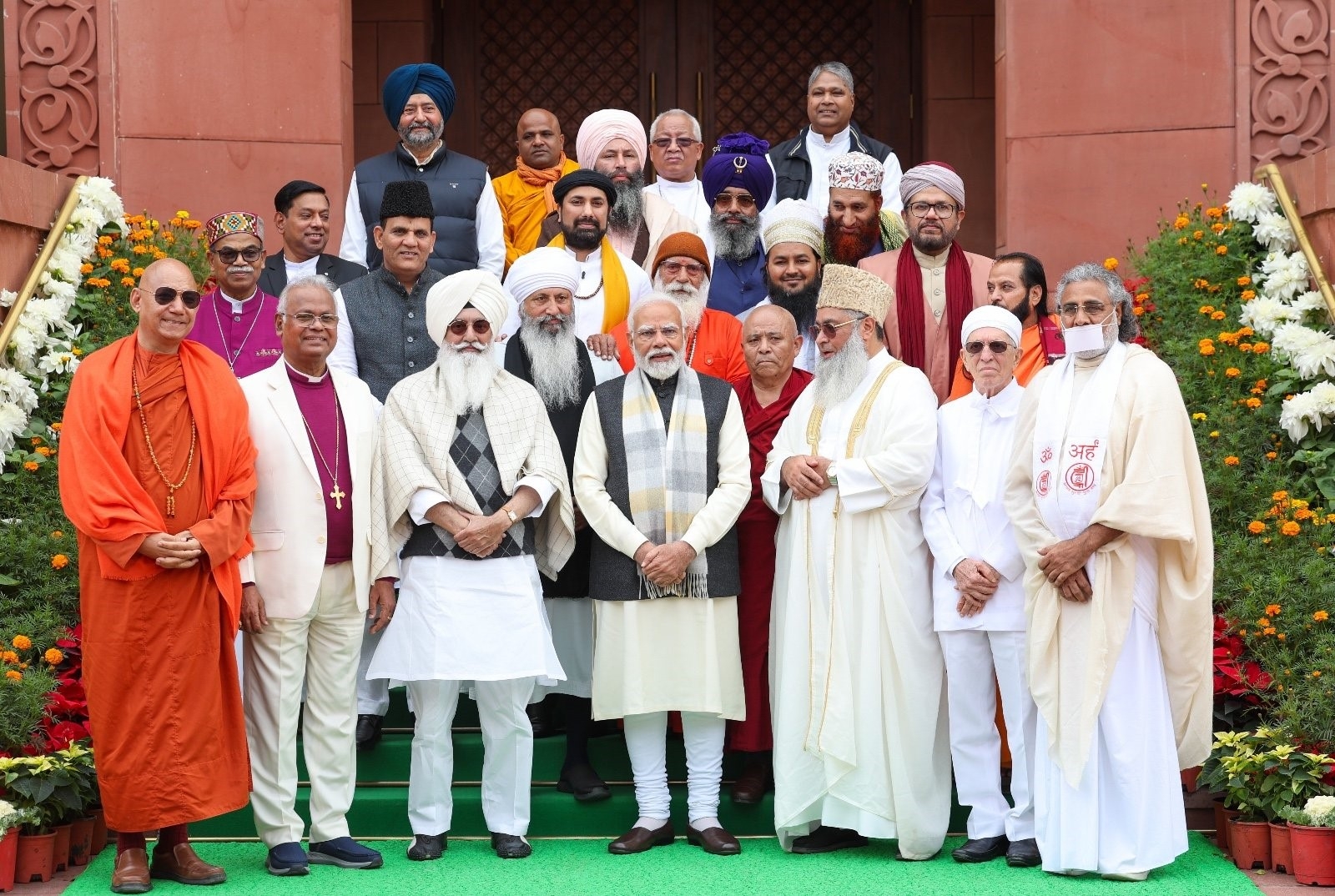 नई दिल्ली में प्रधान मंत्री नरेन्द्र मोदी से संसद में धार्मिक नेताओं के एक प्रतिनिधिमंडल ने मुलाकात करते हुए।