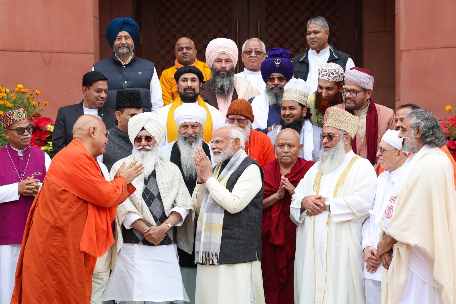 नई दिल्ली में प्रधान मंत्री नरेन्द्र मोदी से संसद में धार्मिक नेताओं के एक प्रतिनिधिमंडल ने मुलाकात करते हुए।