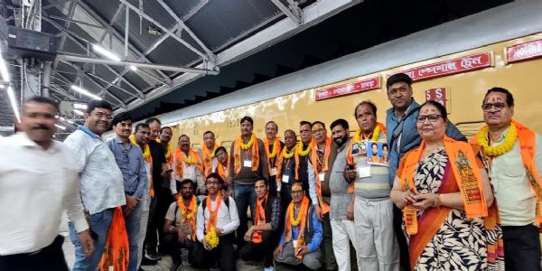 बंगाल से रामभक्तों को लेकर अयोध्या धाम रवाना हुई तीन आस्था स्पेशल ट्रेनें