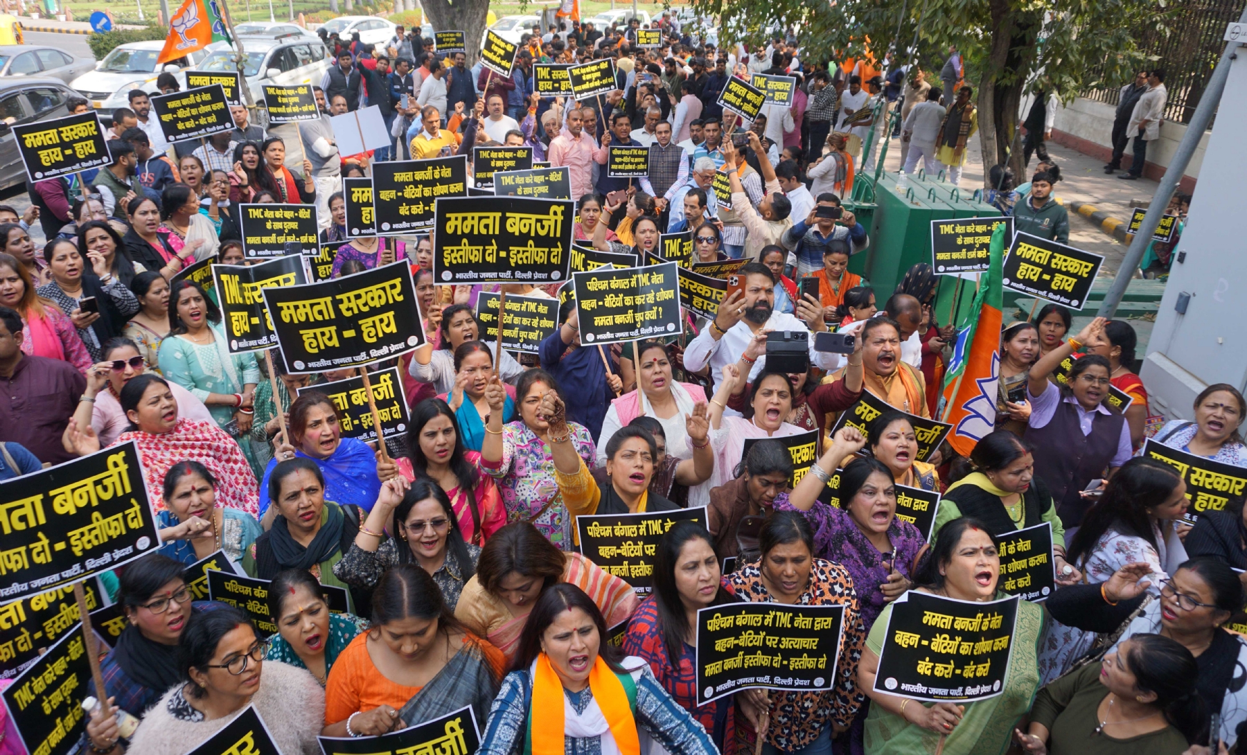दिल्ली भाजपा कार्यकर्ताओं ने शुक्रवार 1 मार्च को नई दिल्ली में संदेशखाली मुद्दे पर पश्चिम बंगाल सरकार के खिलाफ विरोध प्रदर्शन किया।